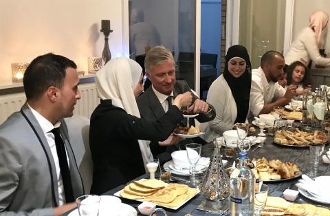 Le Roi des Belges partage le ftour avec une famille marocaine