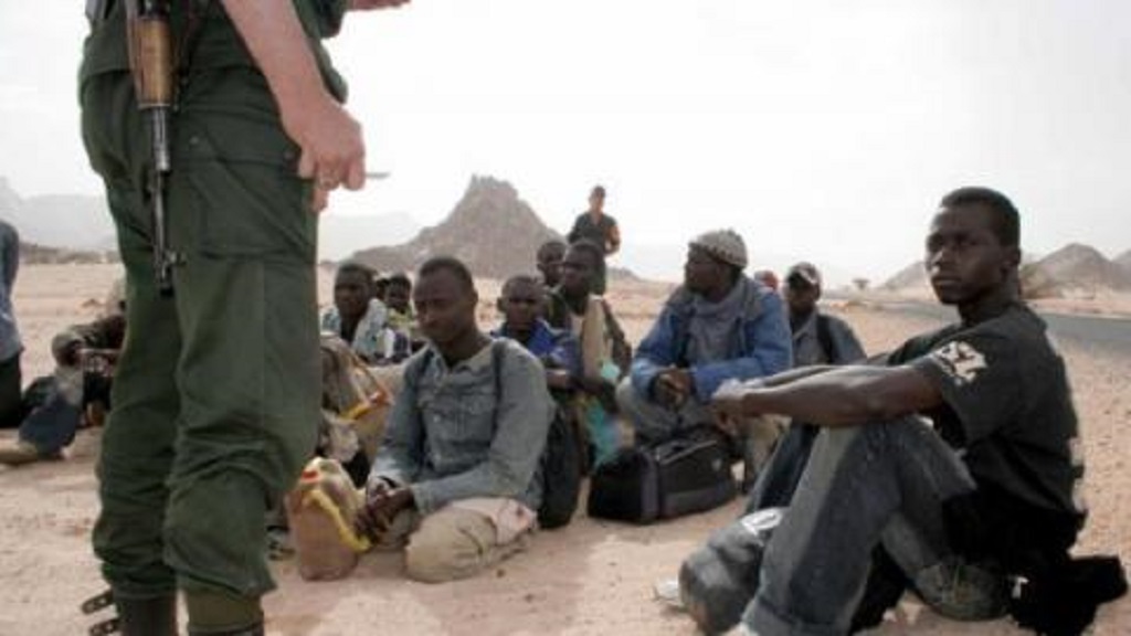 Jeune Afrique dénonce les méthodes indignes des Algériens lors de l'expulsion de migrants