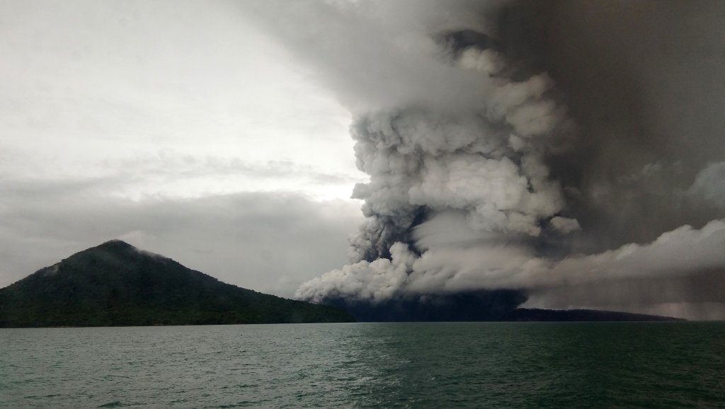 Indonésie : Le niveau d'alerte du volcan Anak Krakatoa passe à "élevé"