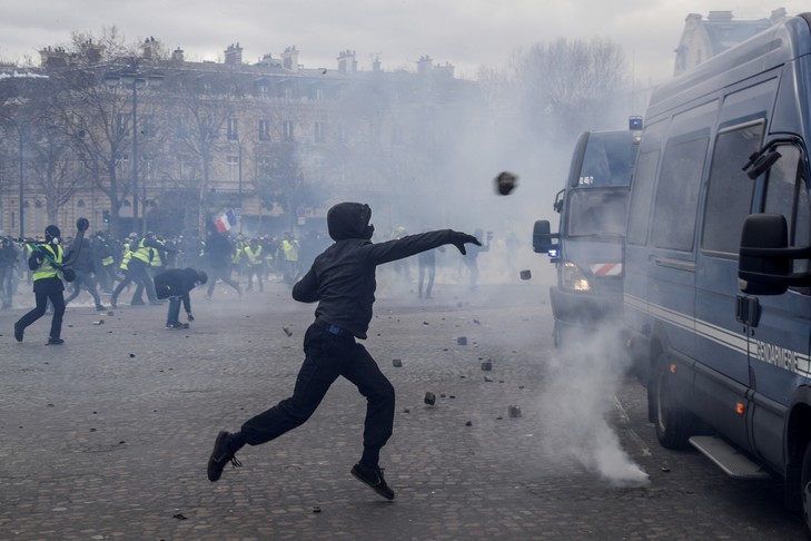 Gilets jaunes : Réunion à Matignon après les violences à Paris