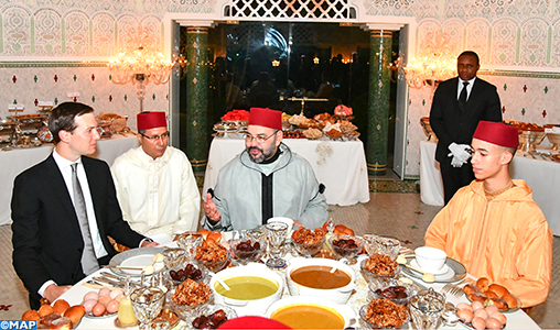 Le Roi offre un iftar en l'honneur du conseiller principal de Trump