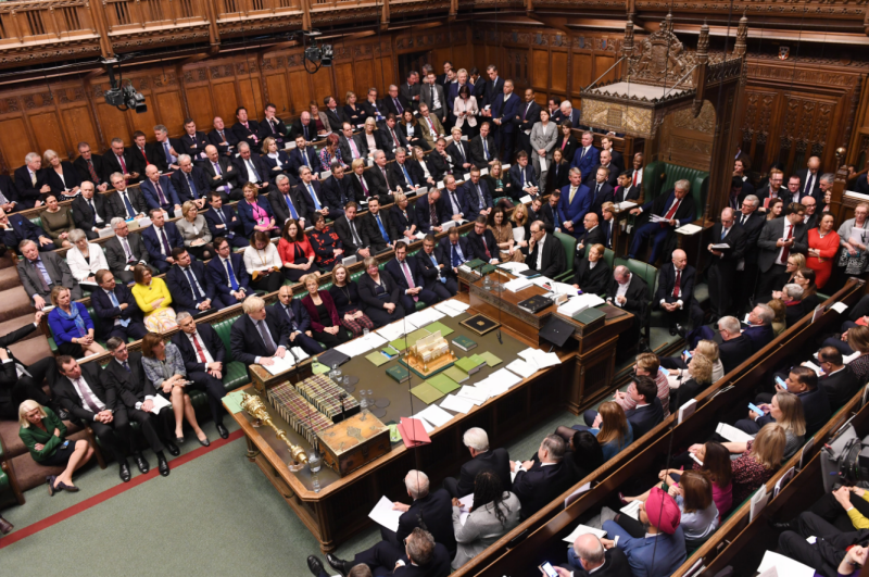 Le Parlement britannique approuve la tenue d’élections anticipées le 12 décembre
