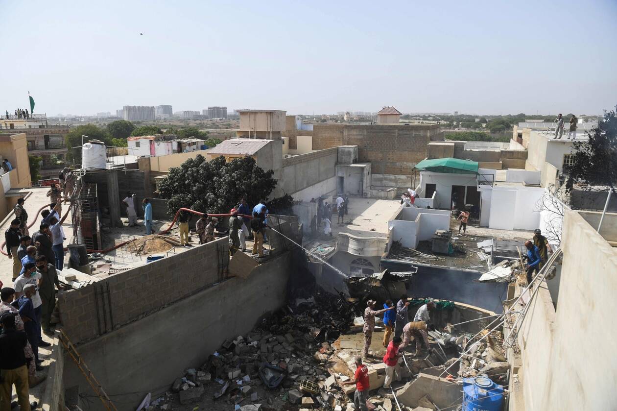 Pakistan : Un avion s'écrase sur un quartier résidentiel à Karachi
