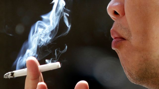 Les fumeurs risquent davantage de contracter une forme sévère de la COVID-19 que les non-fumeurs