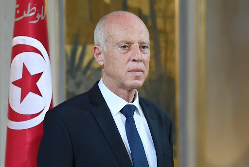 Le président tunisien démet le chef du gouvernement et suspend les travaux du parlement