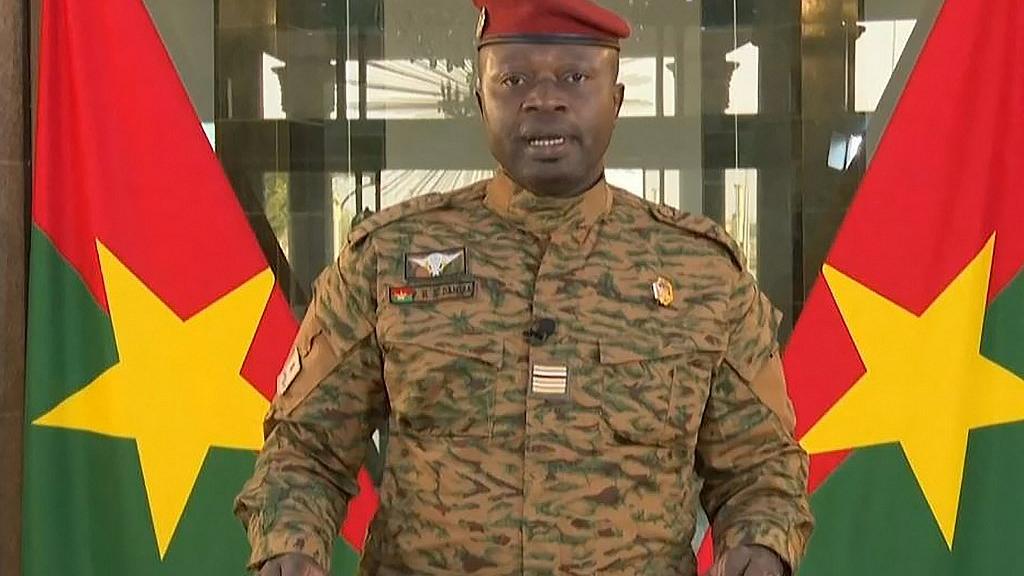 Burkina : déclaré président, Damiba prête serment mercredi