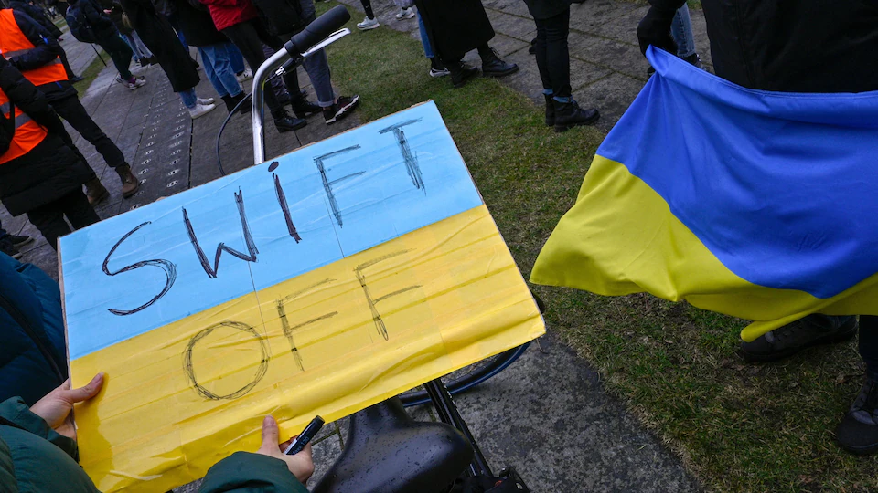 Guerre en Ukraine : L'Occident dégaine l'arme Swift et va débrancher des banques russes