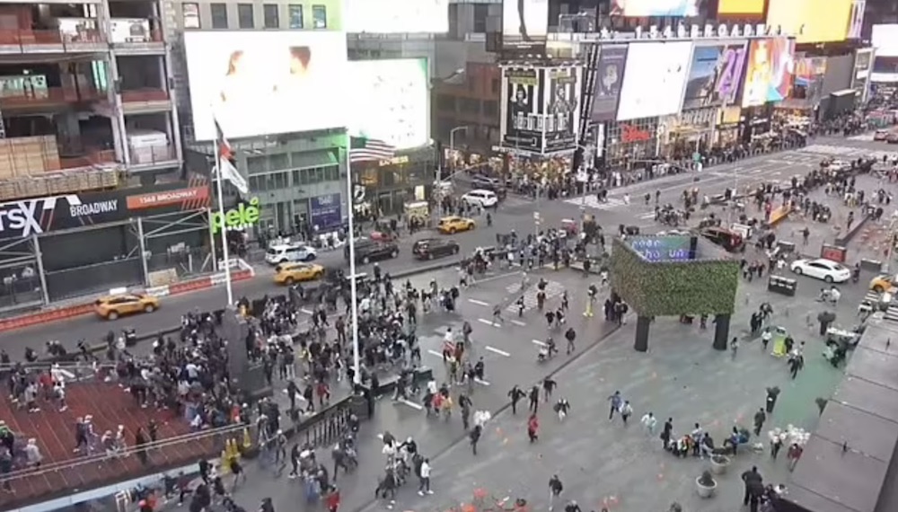 New York: Scène de panique à Times Square suite à l'explosion d'une plaque d'égout
