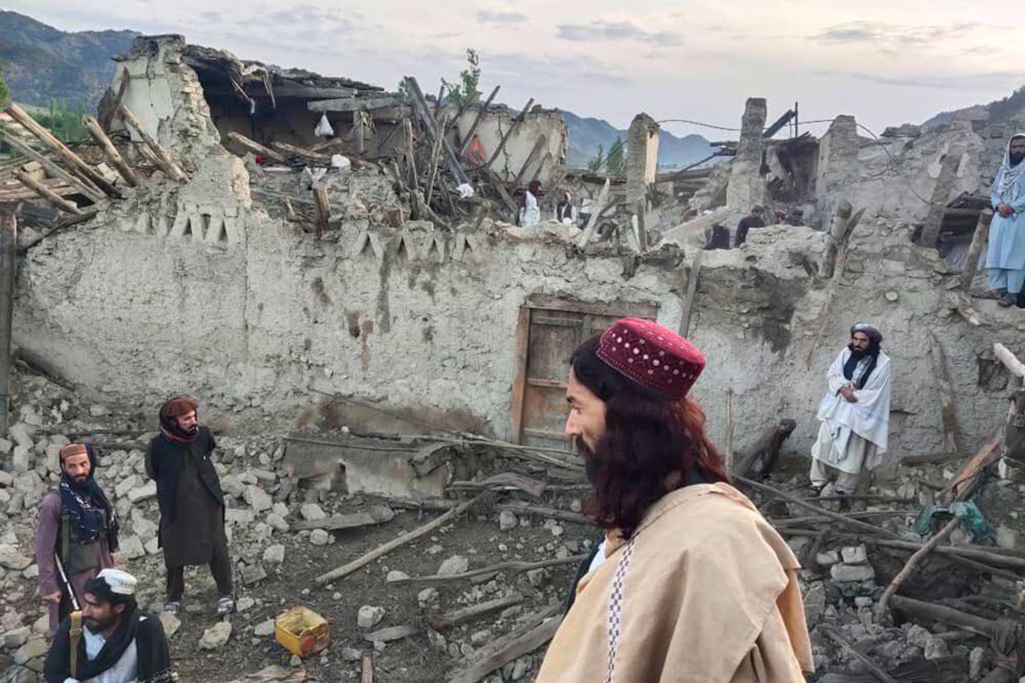 Afghanistan: Au moins 920 morts dans un puissant séisme