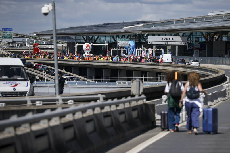 Aéroports en grève: Des dizaines de vols annulés à Roissy
