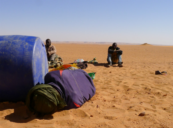L’Algérie expulse des milliers de migrants dans le désert du Niger