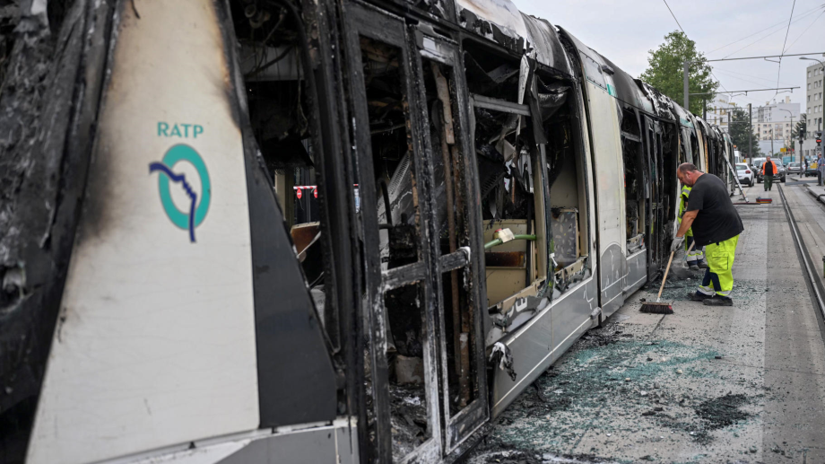 Violences urbaines: Bus et tramways suspendus en l'Île-de-France, couvre-feu dans deux villes