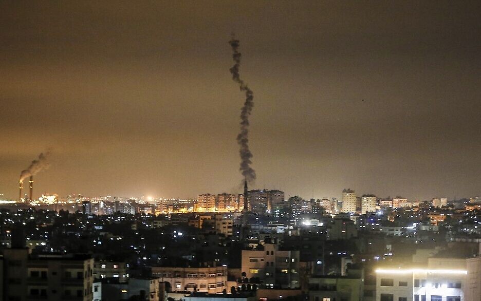 Des roquettes tirées par centaines de Gaza vers Israël, au moins un mort