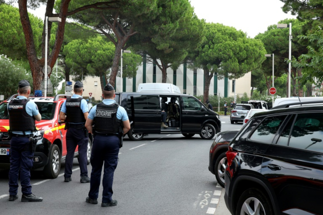 France : Explosion devant une synagogue, Macron dénonce "un acte terroriste"