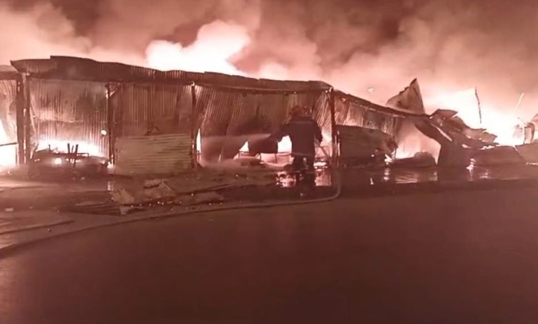 Kénitra : Un marché de friperie ravagé par les flammes, 134 baraques détruites