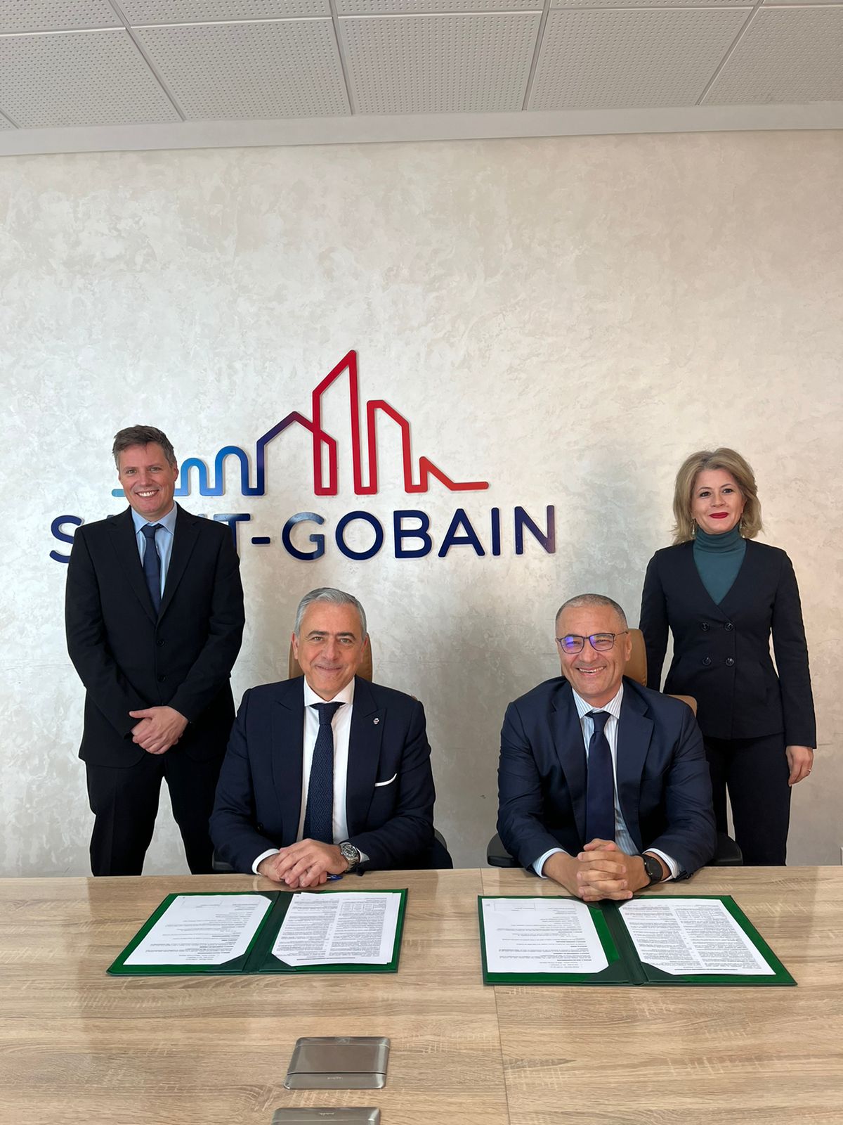 Saint-Gobain Sekurit Maroc s’allie à Nareva pour une électricité 100 % verte à Kenitra