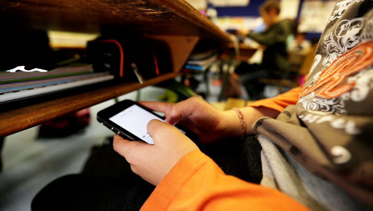 La France interdit l’usage du téléphone portable dans les collèges dès la prochaine rentrée scolaire