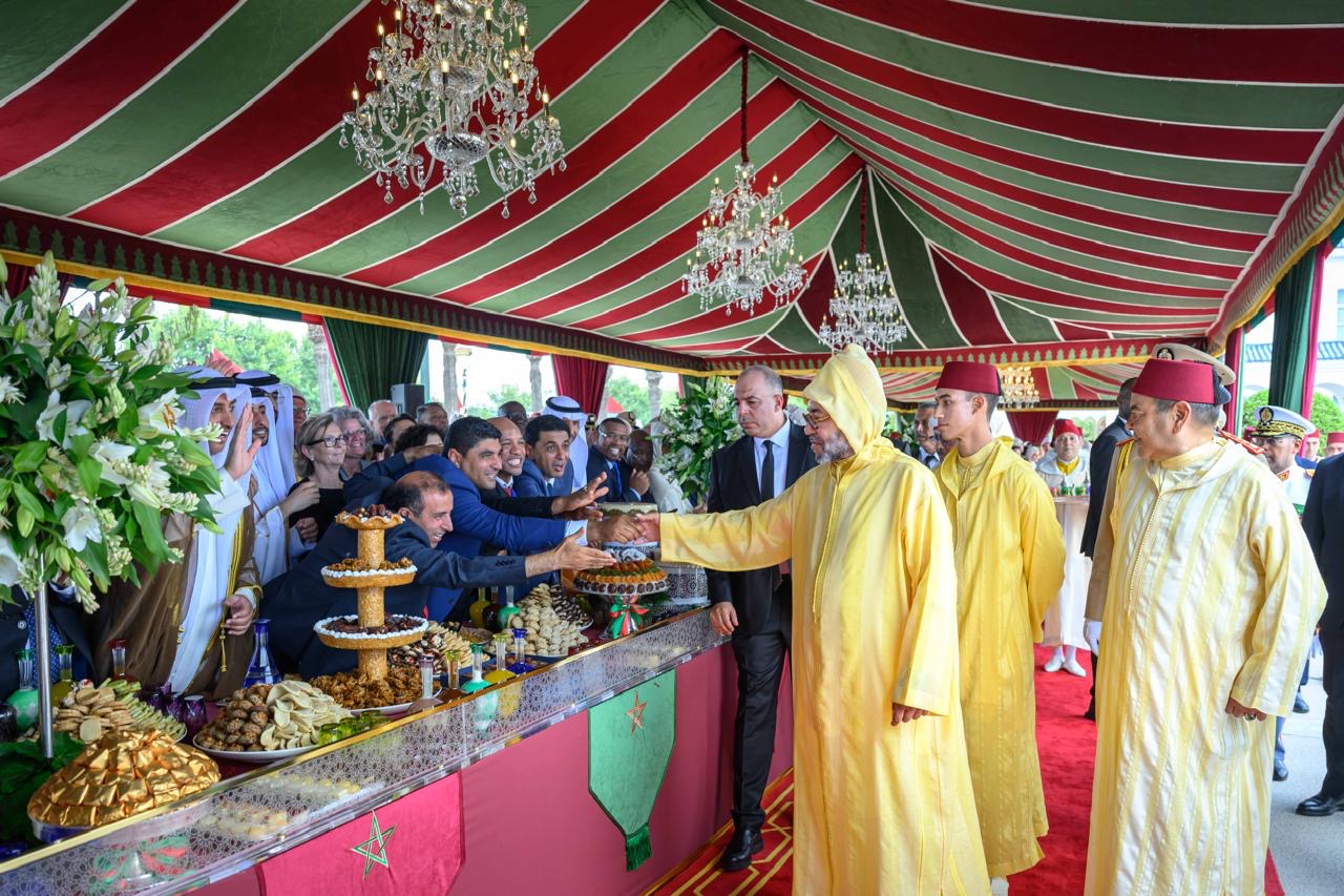 Le Roi préside à M'diq une réception à l'occasion de la glorieuse Fête du Trône