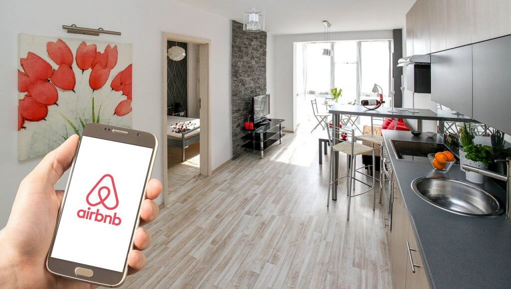 Airbnb, Booking, TripAdvisor… Comment les Marocains préparent (et vivent) désormais leurs vacances